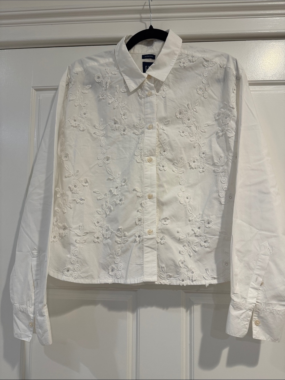 GAP White Floral Embroidered Rhinestone Embellished Cropped Button-Down Shirt